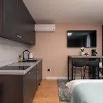 Sapphire Studio Apartment With Free Private Parking
